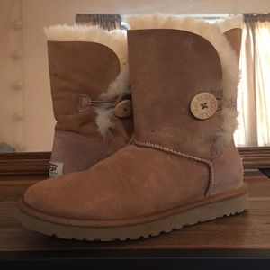 Chestnut (classic tan) Bailey Button Uggs